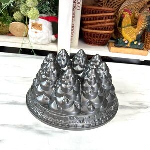 Nordic ware holiday tree Bundt pan cookware